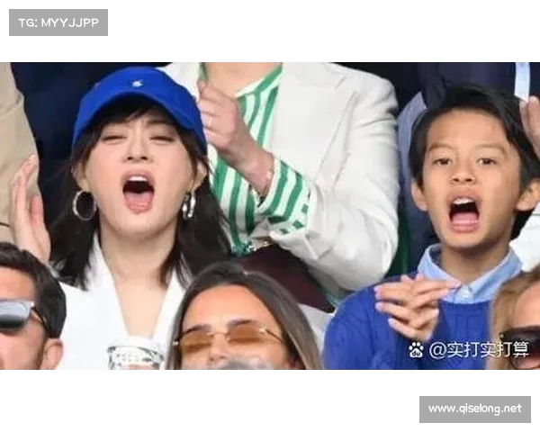 温网决赛孙俪全家亮相,邓超豪华西装引热议,小花“嫌弃”表情成笑点 温网决赛孙俪全家亮相,邓超豪华西装引热议,小花“嫌弃”表情成笑点